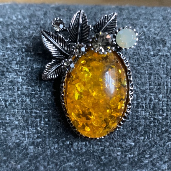 Jewelry - Amber brooch